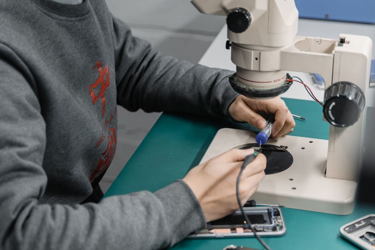 Platine prüfen bei der Handy Reparatur in Düsseldorf